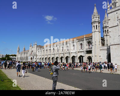 Portugal, Lissabon. Bezirk von Santa Maria de Belém. Touristen queuing Das Jeronimos Kloster zu besuchen Stockfoto