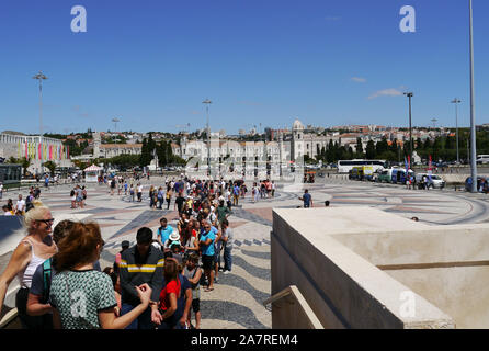 Portugal, Lissabon. Bezirk von Santa Maria de Belém. Touristen Schlange, um das Denkmal zu Besuch in der Entdeckungen (Monumento dos Descobrimentos). In der Stockfoto