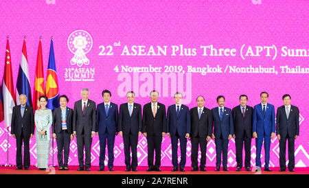 Bangkok, Thailand. 4 Nov, 2019. Chinesische Ministerpräsident Li Keqiang posiert für ein Gruppenfoto mit anderen Führungskräften die Teilnahme an der 22. ASEAN, China, Japan und Südkorea (10 3) Leiter' Treffen in Bangkok, Thailand, November 4, 2019. Credit: Huang Jingwen/Xinhua/Alamy leben Nachrichten Stockfoto