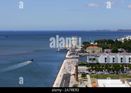 Portugal, Lissabon. Bezirk von Santa Maria de Belém. Im Vordergrund, Touristen zu Fuß am Wasser entlang in Richtung Belem Turm (Torre de Belem) Stockfoto