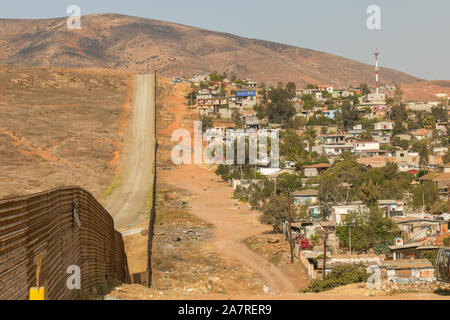 Original US-mexikanischen Grenze Zaun mit Prototypen der vorgeschlagenen neuen Trump Wand errichtet gerade ausserhalb, in der Nähe der Otay Mesa der Einreise in Kalifornien, USA Stockfoto