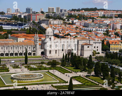 Portugal, Lissabon. Bezirk von Santa Maria de Belém. Kloster Jeronimos. Teilweise mit Blick auf die Gebäude von der Oberseite des Monument der Entdeckungen Stockfoto