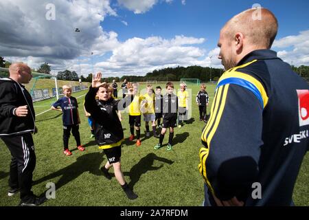 Die Nationalspieler und ehemaligen ÅFF player Anton Tinnerholm besuche eine Fußball-Schule. Foto Jeppe Gustafsson Stockfoto