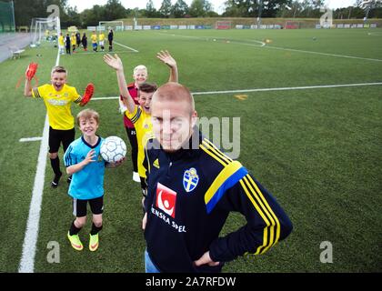 Die Nationalspieler und ehemaligen ÅFF player Anton Tinnerholm besuche eine Fußball-Schule. Foto Jeppe Gustafsson Stockfoto