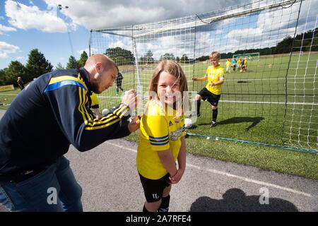 Die Nationalspieler und ehemaligen ÅFF player Anton Tinnerholm besuche eine Fußball-Schule. Foto Jeppe Gustafsson Stockfoto