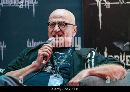 DÜSSELDORF-Neuss, Deutschland - Am 2. November 2019: Giovanni Lombardo Radice (* 1954, italienischer Schauspieler Alias John morghen - Cannibal Apocalypse, Stadt der lebenden Toten, Lampenfieber) am Wochenende der Hölle 2019 Stockfoto