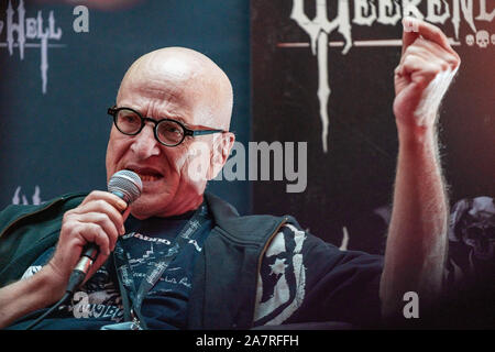 DÜSSELDORF-Neuss, Deutschland - Am 2. November 2019: Giovanni Lombardo Radice (* 1954, italienischer Schauspieler Alias John morghen - Cannibal Apocalypse, Stadt der lebenden Toten, Lampenfieber) am Wochenende der Hölle 2019 Stockfoto