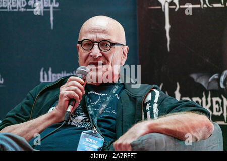 DÜSSELDORF-Neuss, Deutschland - Am 2. November 2019: Giovanni Lombardo Radice (* 1954, italienischer Schauspieler Alias John morghen - Cannibal Apocalypse, Stadt der lebenden Toten, Lampenfieber) am Wochenende der Hölle 2019 Stockfoto