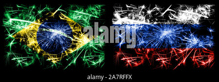 Brasilien, brasilianische vs Russland, Russische Neujahrsfest funkelnden Feuerwerk flags Konzept Hintergrund. Kombination von zwei Staaten Fahnen. Stockfoto