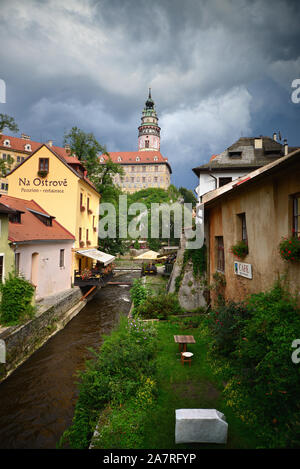 Blick auf die Burg Schwarzenberg aus einem zu engen Wasser Kanal mit traditionellen Häusern. Cesky Krumlov, Südböhmen, Tschechische Republik Stockfoto