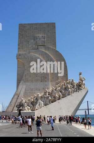 Portugal, Lissabon. Bezirk von Santa Maria de Belém. Überblick über das Denkmal der Entdeckungen (Monumento dos Descobrimentos) 1960 von Archit gebaut Stockfoto