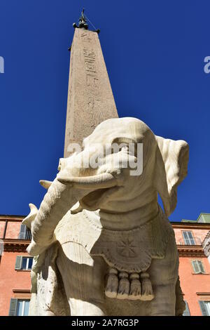 Piazza Della Minerva Obelisk mit Berninis Elefant close-up. Rom, Italien. Stockfoto