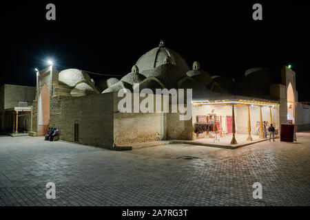 Night Shot von beleuchteten Toki Sargaron, alte handelnde Dome in Buchara, Usbekistan, in Zentralasien Stockfoto