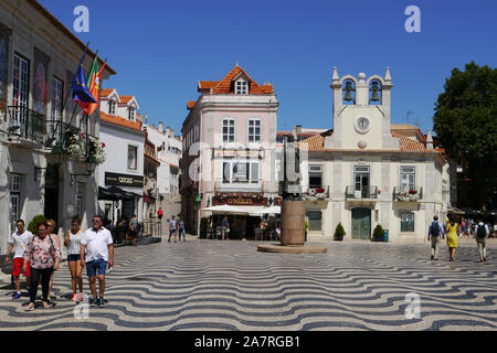 Portugal, Cascais. Bronze Statue von König Dom Pedro I. von Portugal in der City Hall Square' Praca 5 de Outubro' des Badeortes Stockfoto