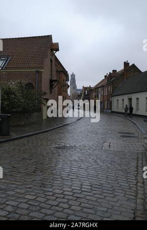 Straße in Brügge mit der Kirche Unserer Lieben Frau auf dem Hintergrund, Belgien Stockfoto