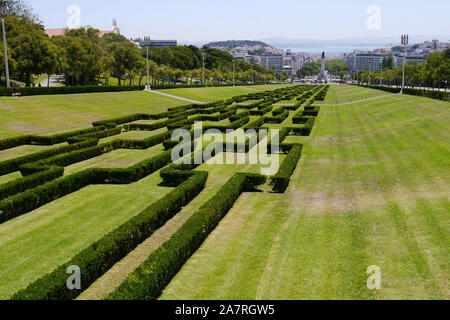 Portugal, Lissabon. Überblick über den Park Eduardo VII, der größten Grünflächen im Zentrum der Stadt, vom Alameda Cardeal Cerejeira. Im Hintergrund die Cit Stockfoto