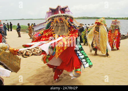 ORI-ADE Masken tanzen am historischen Sklavenhandelsstrand der Bank von Badagry während des jährlichen Black Heritage Festivals in Lagos. Die Maskeraden werden im Volksmund unter den Yoruba-Menschen im Südwesten von Nigeria zu rituellen Zwecken und zur Unterhaltung gefeiert. Stockfoto