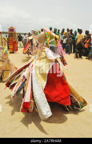 ORI-ADE Masken tanzen am historischen Sklavenhandelsstrand der Bank von Badagry während des jährlichen Black Heritage Festivals in Lagos. Die Maskeraden werden im Volksmund unter den Yoruba-Menschen im Südwesten von Nigeria zu rituellen Zwecken und zur Unterhaltung gefeiert. Stockfoto