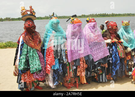 Männer in Gelede Masken tanzen zum Rhythmus des Geistes während des jährlichen Lagos Black Heritage Festivals im historischen Slave Trade von Badagry Beach, Lagos Nigeria. Gelede-Maskeraden werden in Südwestnigeria zu rituellen Zwecken und zur Unterhaltung gefeiert. Stockfoto