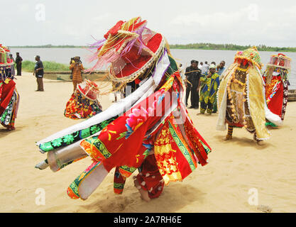 ORI-ADE Masken tanzen am historischen Sklavenhandelsstrand der Bank von Badagry während des jährlichen Black Heritage Festivals in Lagos. Die Maskeraden werden im Volksmund unter den Yoruba-Menschen im Südwesten von Nigeria zu rituellen Zwecken und zur Unterhaltung gefeiert. Stockfoto