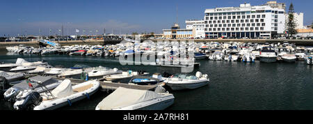 Sportboote in Faro Marina, die Stadt Faro, der Hauptstadt der Algarve, Portugal, Europa Stockfoto