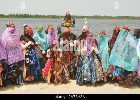 Männer in Gelede Masken tanzen zum Rhythmus des Geistes während des jährlichen Lagos Black Heritage Festivals im historischen Slave Trade von Badagry Beach, Lagos Nigeria. Gelede-Maskeraden werden in Südwestnigeria zu rituellen Zwecken und zur Unterhaltung gefeiert. Stockfoto