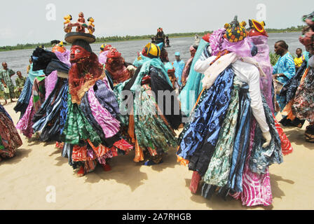 Männer in Gelede Masken tanzen zum Rhythmus des Geistes während des jährlichen Lagos Black Heritage Festivals im historischen Slave Trade von Badagry Beach, Lagos Nigeria. Gelede-Maskeraden werden in Südwestnigeria zu rituellen Zwecken und zur Unterhaltung gefeiert. Stockfoto