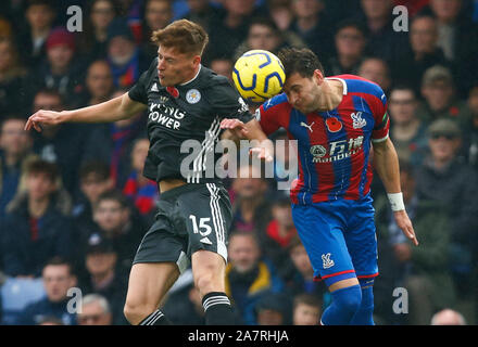 LONDON, VEREINIGTES KÖNIGREICH. NOVEMBER 03 L-R von Leicester City Harvey Barnes und Crystal Palace Joel Ward während der Englischen Premier League zwischen Crystal Pa Stockfoto