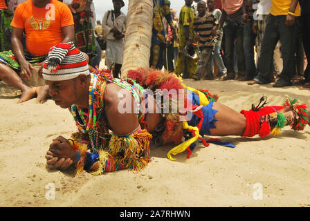 Ein junger Mann, der während des jährlichen Black Heritage Festivals in Badagry Lagos, Nigeria, tanzt. Stockfoto