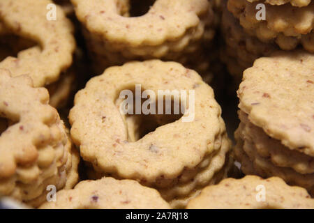 Gestapelte Butterkekse für Linzer Gebäck liegen auf weißem Papier traditionelle österreichische Weihnachtsplätzchen Rezept linzer Kekse Stockfoto