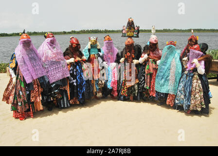 Männer in Gelede Masken tanzen zum Rhythmus des Geistes während des jährlichen Lagos Black Heritage Festivals im historischen Slave Trade von Badagry Beach, Lagos Nigeria. Gelede-Maskeraden werden in Südwestnigeria zu rituellen Zwecken und zur Unterhaltung gefeiert. Stockfoto