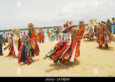 ORI-ADE Masken tanzen am historischen Sklavenhandelsstrand der Bank von Badagry während des jährlichen Black Heritage Festivals in Lagos. Die Maskeraden werden im Volksmund unter den Yoruba-Menschen im Südwesten von Nigeria zu rituellen Zwecken und zur Unterhaltung gefeiert. Stockfoto