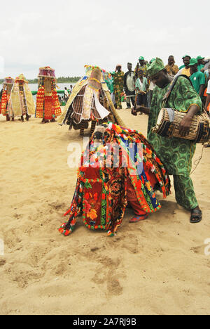 ORI-ADE Masken tanzen am historischen Sklavenhandelsstrand der Bank von Badagry während des jährlichen Black Heritage Festivals in Lagos. Stockfoto