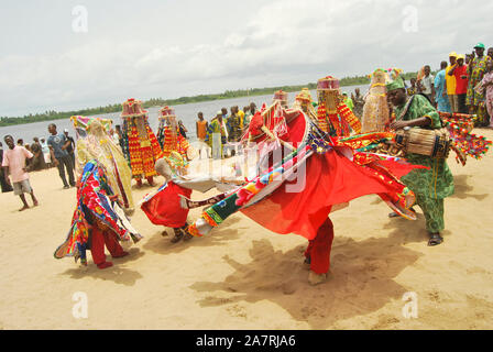 ORI-ADE Masken tanzen am historischen Sklavenhandelsstrand der Bank von Badagry während des jährlichen Black Heritage Festivals in Lagos. Die Maskeraden werden im Volksmund unter den Yoruba-Menschen im Südwesten von Nigeria zu rituellen Zwecken und zur Unterhaltung gefeiert. Stockfoto