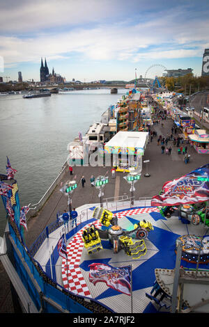 Die Messe am Ufer des Rheins im Stadtteil Deutz, Blick zum Dom, Köln, Deutschland. Kirmes am Rheinufer in Deutz, Blick zum Stockfoto