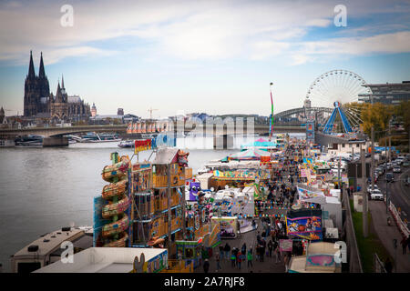 Die Messe am Ufer des Rheins im Stadtteil Deutz, Blick zum Dom, Köln, Deutschland. Kirmes am Rheinufer in Deutz, Blick zum Stockfoto