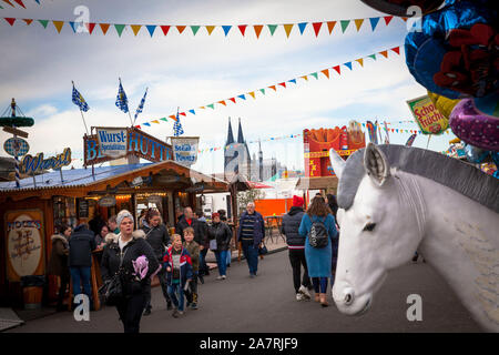 Die Messe am Ufer des Rheins im Stadtteil Deutz, Blick zum Dom, Köln, Deutschland. Kirmes am Rheinufer in Deutz, Blick zum Stockfoto