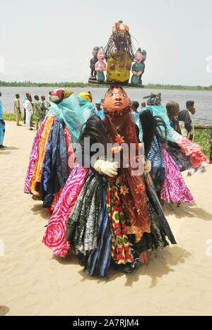 Männer in Gelede Masken tanzen zum Rhythmus des Geistes während des jährlichen Lagos Black Heritage Festivals im historischen Slave Trade von Badagry Beach, Lagos Nigeria. Gelede-Maskeraden werden in Südwestnigeria zu rituellen Zwecken und zur Unterhaltung gefeiert. Stockfoto