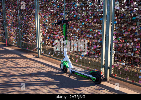 Kalk Elektroroller auf der Hohenzollernbrücke, Köln, Deutschland zu mieten. Kalk Elektroscooter zum Mieten auf der Hohenzollernbruecke, Koeln, Deutschl Stockfoto