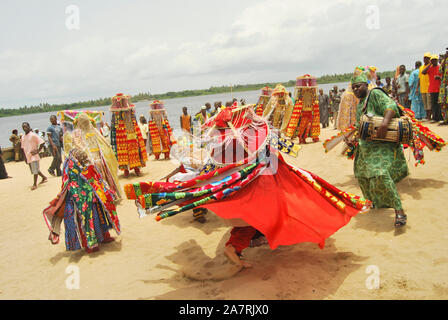 ORI-ADE Masken tanzen am historischen Sklavenhandelsstrand der Bank von Badagry während des jährlichen Black Heritage Festivals in Lagos. Die Maskeraden werden im Volksmund unter den Yoruba-Menschen im Südwesten von Nigeria zu rituellen Zwecken und zur Unterhaltung gefeiert. Stockfoto