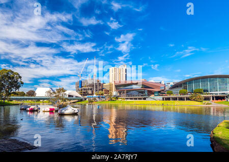 Adelaide, Australien - August 4, 2019: Stadtzentrum Skyline Blick mit neuen SkyCity Casino im Bau in der Mitte über Ufer auf einem d gesehen Stockfoto