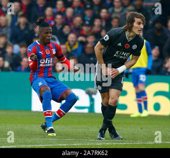 LONDON, VEREINIGTES KÖNIGREICH. NOVEMBER 03 L-R's Crystal Palace Wilfried Zaha und Leicester City Caglar Soyuncu während der Englischen Premier League zwischen Cryst Stockfoto