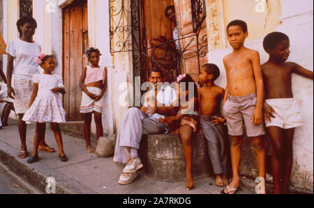 Karibische Inseln: einer kubanischen Familie außerhalb des Hauses sitzen auf der Straße in La Habana Vieja Stockfoto