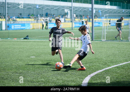 Junge, Fußball Spieler angreifen. Oktober 11, 2019. Kiew, Ukraine Stockfoto