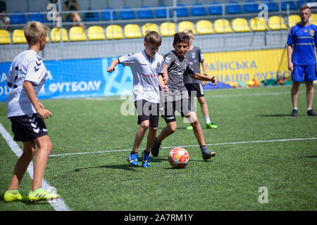 Junge, Fußball Spieler angreifen. Oktober 11, 2019. Kiew, Ukraine Stockfoto