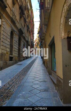 Eine gepflasterte Straße ohne Autos in der mittelalterlichen Bereich von Cagliari, Castello, Sardinien, Italien Stockfoto