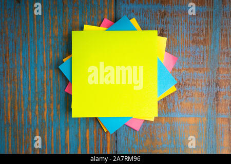 Minimalistische flach Zusammensetzung von Kurznotizen auf dem hölzernen Tisch Ansicht von oben. Kopieren Raumkonzept Stockfoto