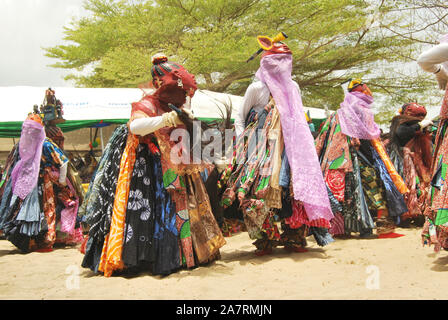 Männer in Gelede Masken tanzen zum Rhythmus des Geistes während des jährlichen Lagos Black Heritage Festivals im historischen Slave Trade von Badagry Beach, Lagos Nigeria. Gelede-Maskeraden werden in Südwestnigeria zu rituellen Zwecken und zur Unterhaltung gefeiert. Stockfoto