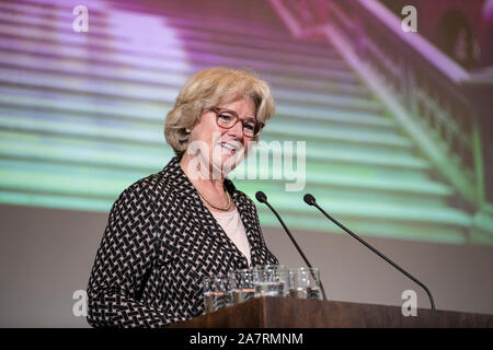 Berlin, Deutschland. 04 Nov, 2019. Monika Grütters, Staatsminister für Kultur und Medien, spricht an der Schlüsselübergabe für das renovierte Haus der Staatsbibliothek. Nach umfangreicher Renovierung und Modernisierung, die Staatsbibliothek zu Berlin Unter den Linden ist wieder einsatzbereit für die volle Nutzung. Credit: Fabian Sommer/dpa/Alamy leben Nachrichten Stockfoto