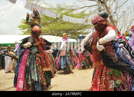 Männer in Gelede Masken tanzen zum Rhythmus des Geistes während des jährlichen Lagos Black Heritage Festivals im historischen Slave Trade von Badagry Beach, Lagos Nigeria. Gelede-Maskeraden werden in Südwestnigeria zu rituellen Zwecken und zur Unterhaltung gefeiert. Stockfoto